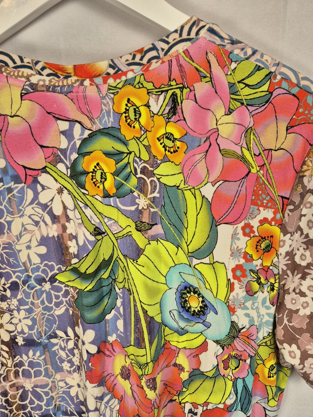 Johnny Was Multicolor Floral V-Neck Short Sleeve Tee Size S - Picture 7 of 8